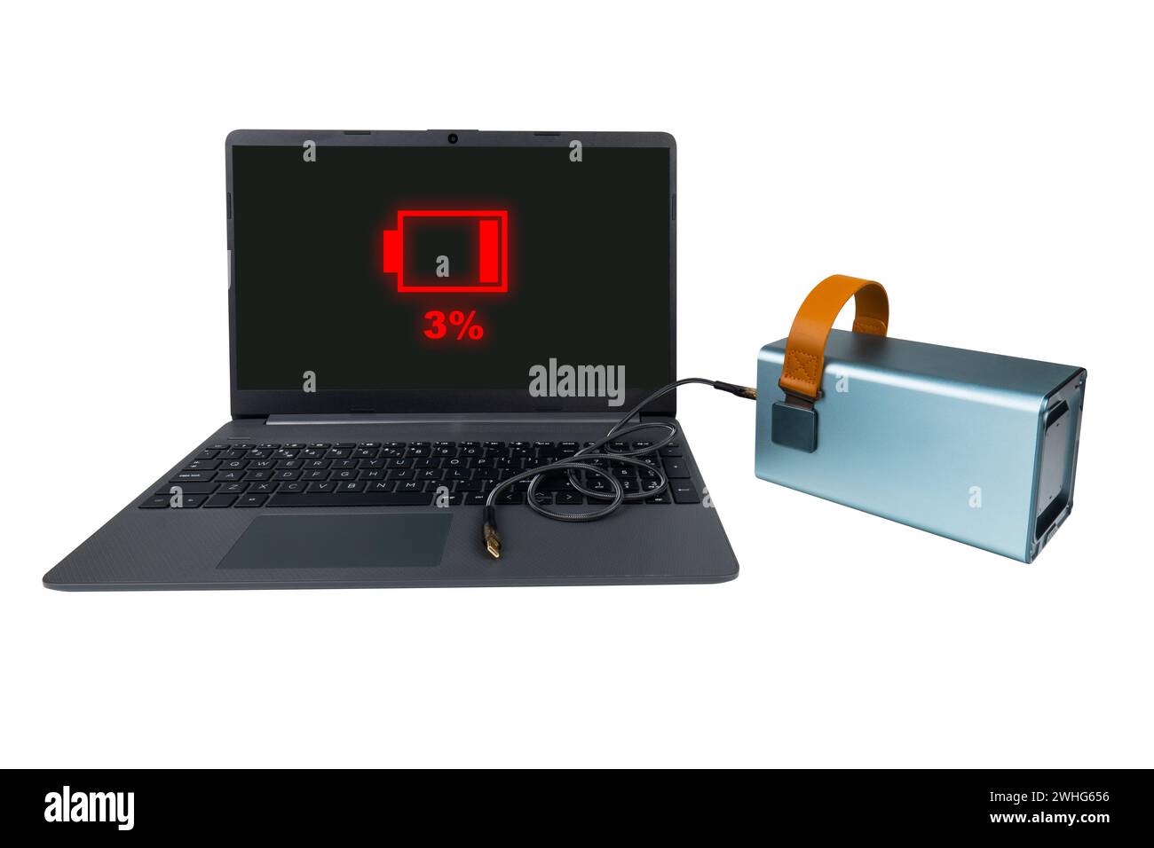Laptop neben einer Powerbank (Ladestation) mit USB-Kabel auf weißem Hintergrund. Auf dem Laptop-Bildschirm befindet sich eine rote 3 %-Akkuladeanzeige Stockfoto
