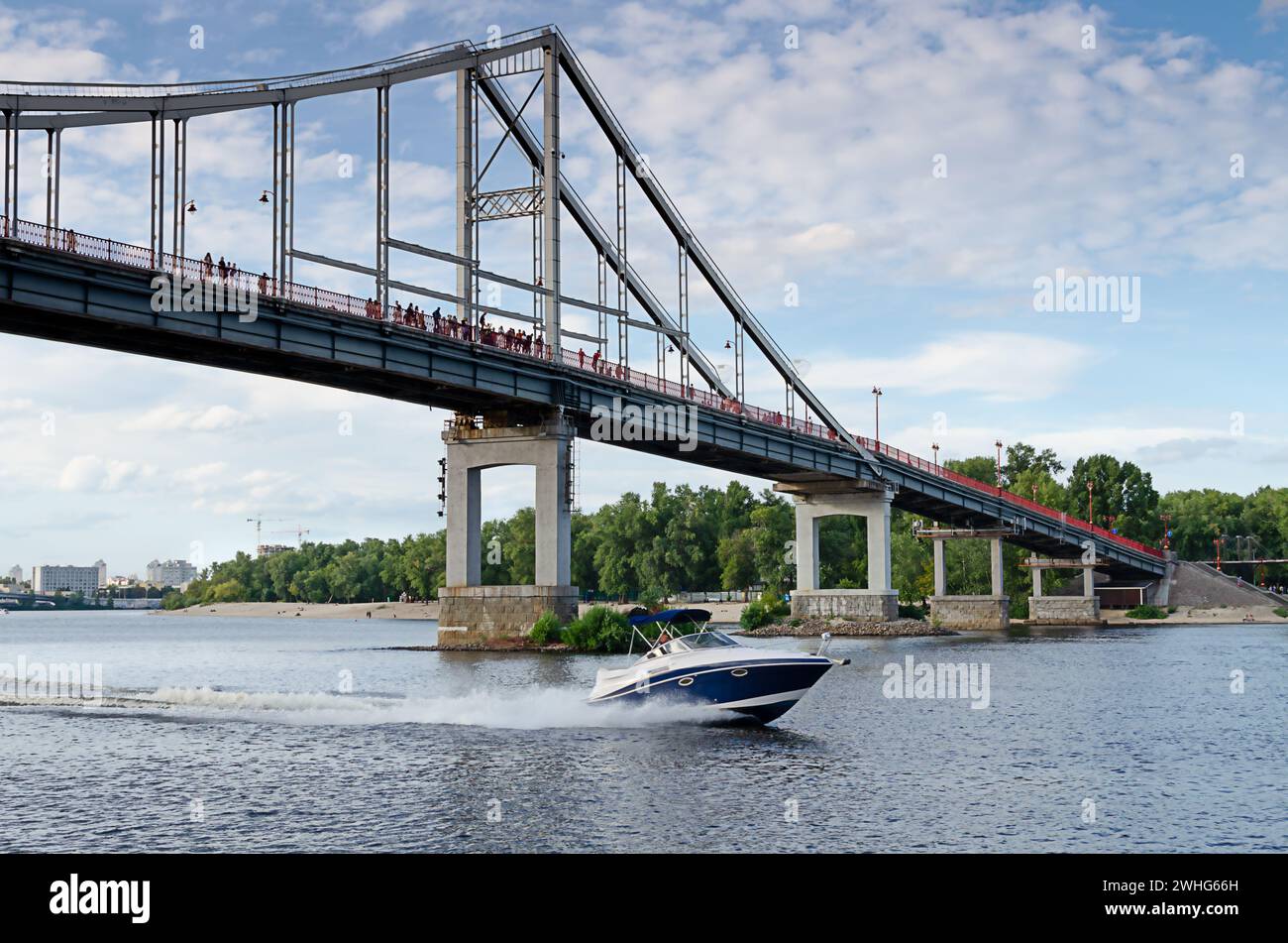 Fußgängerbrücke über den Fluss Dnipro, Ukraine Kiew Stockfoto