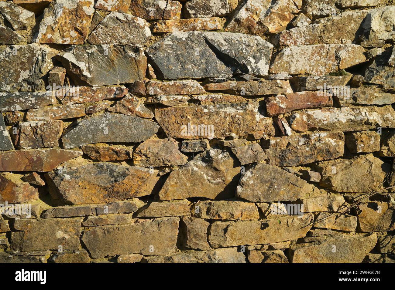 Alte Steinmauer aus Felsen aus nächster Nähe Stockfoto