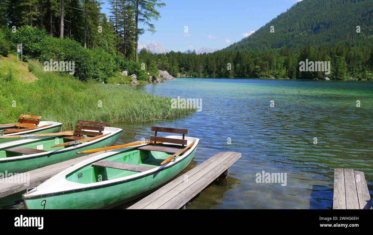 Ruderboote auf dem türkisfarbenen Hintersee bei Ramsau (bei Berchtesgaden) Stockfoto