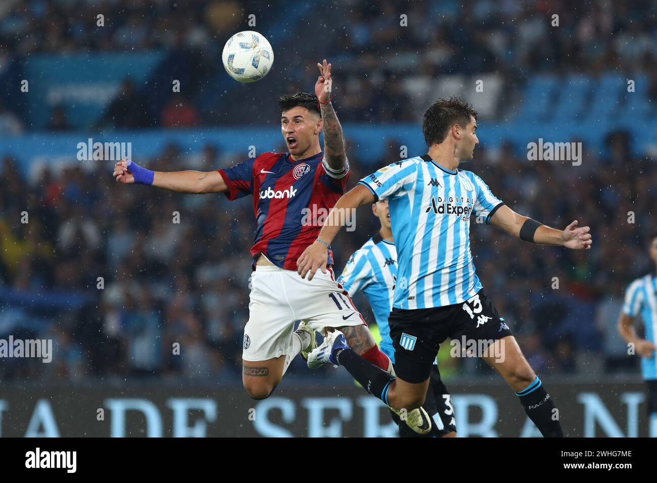 Buenos Aires, Argentinien. Februar 2024. Adam Bareiro von San Lorenzo (L) und Santiago Sosa von Racing (R) wurden im Spiel zwischen Racing Club und San Lorenzo als Teil von Fecha 4 – Copa de la Liga Argentina de Futbol 2024 im Estadio Presidente Peron gesehen. (Endstand: Racing Club 4 - 1 San Lorenzo) Credit: SOPA Images Limited/Alamy Live News Stockfoto