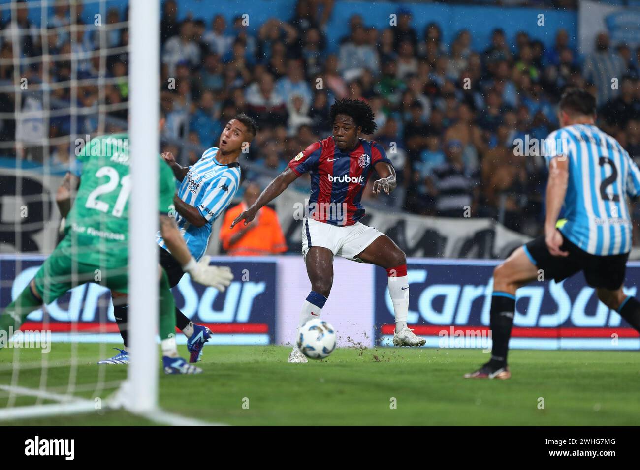 Buenos Aires, Argentinien. Februar 2024. Carlos Sanchez aus San Lorenzo (C) wurde im Spiel zwischen Racing Club und San Lorenzo als Teil der Fecha 4 - Copa de la Liga Argentina de Futbol 2024 im Estadio Presidente Peron gesehen. (Endstand: Racing Club 4 - 1 San Lorenzo) Credit: SOPA Images Limited/Alamy Live News Stockfoto