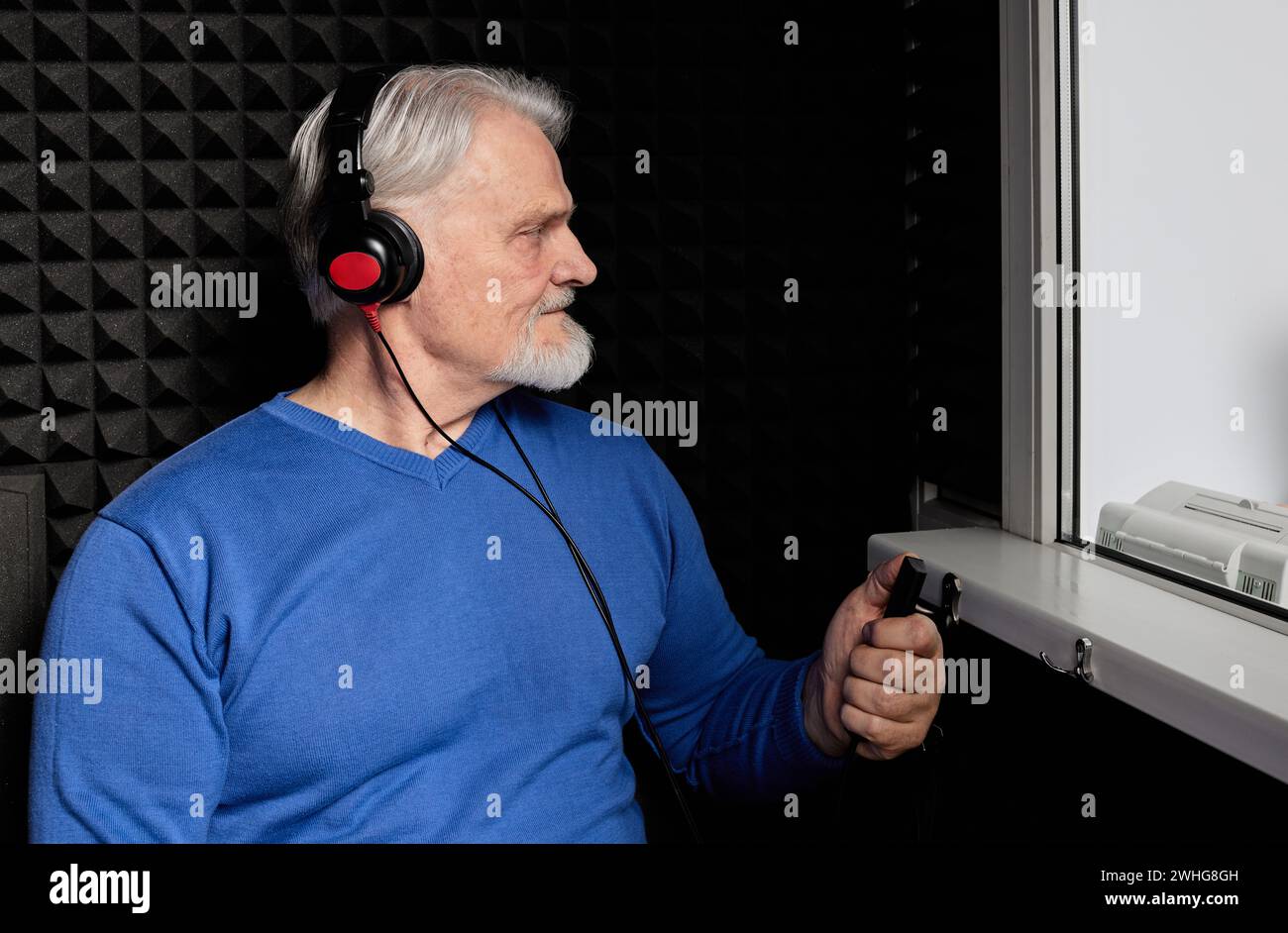 Hörtest für Senioren. Gutaussehender älterer Mann während Höruntersuchung und Audiometrie im Audiologiekabinett der Hörklinik Stockfoto