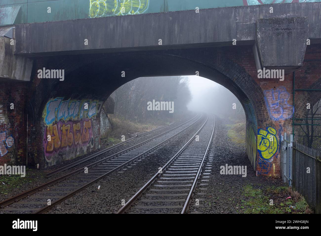 Belfast, Großbritannien. Februar 2024. 10/02/2024 Belfast Wetter: Nebeliger Morgen auf der Bahnlinie Belfast nach Lisburn Credit: Bonzo/Alamy Live News Stockfoto