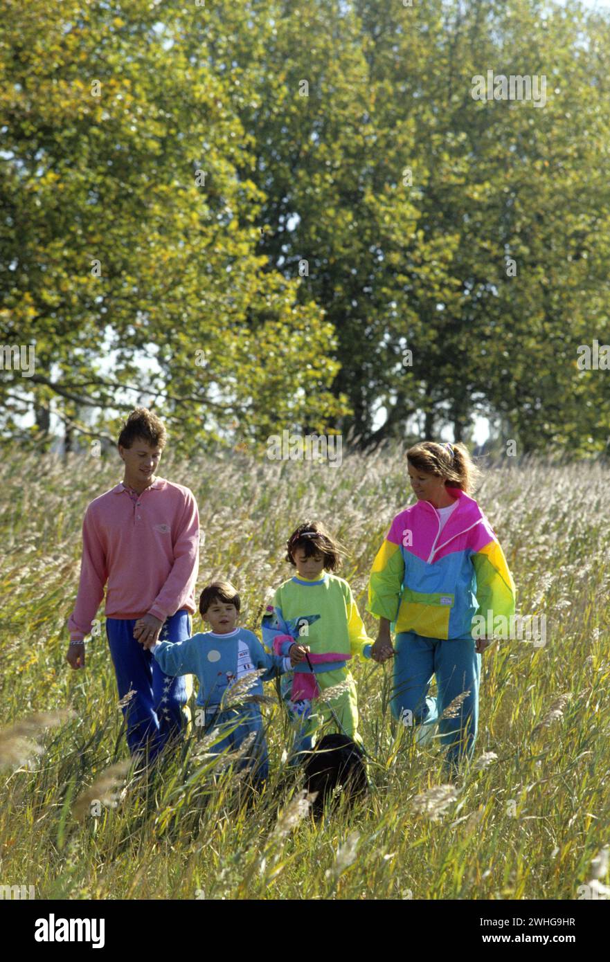 Familie glücklich zusammen sehr glücklich alle zusammen farbige Kleidung auf natürlichem Land schauend Front Kamera Laub Hintergrund Stockfoto