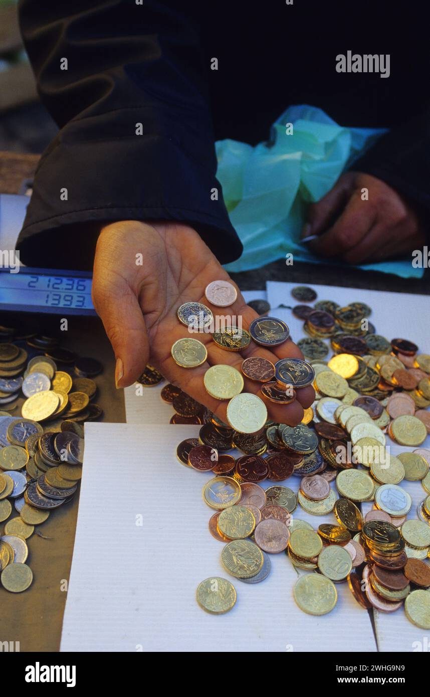 Hand mit Münzen französischer Euro-Markt, der für Essen bezahlt Stockfoto