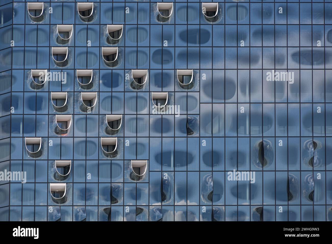 Elbphilharmonie, Hamburger Konzerthalle, Teil der Glasfassade, moderne Architektur in der historischen Lagerstadt, Wahrzeichen und Wahrzeichen Stockfoto