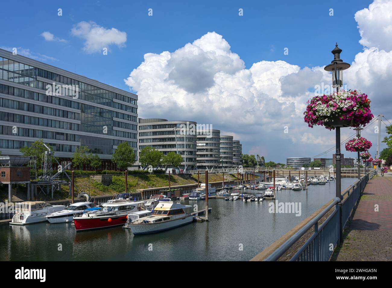 Innenhafen Duisburg, Promenade am Yachthafen mit Booten und modernen Bürogebäuden am Rhein im Stadtzentrum, berühmte tr Stockfoto