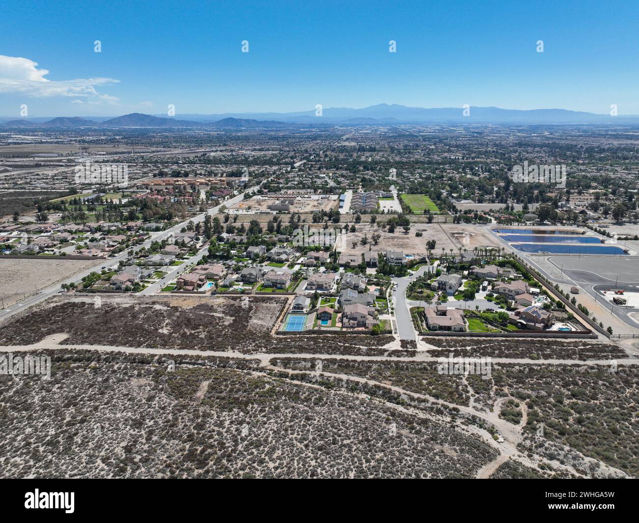 Blick aus der Vogelperspektive auf Rancho Cucamonga, südlich der Ausläufer der San Gabriel Mountains und des Angeles National Forest Stockfoto