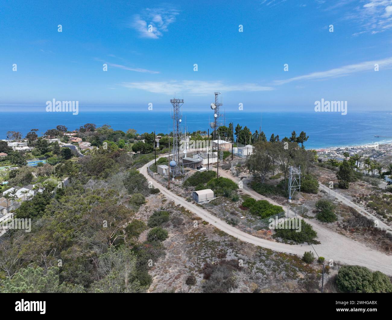 Luftaufnahme des Telekommunikationsturms mit 5G-Mobilfunkantenne auf der Spitze eines Tals in San Diego Stockfoto