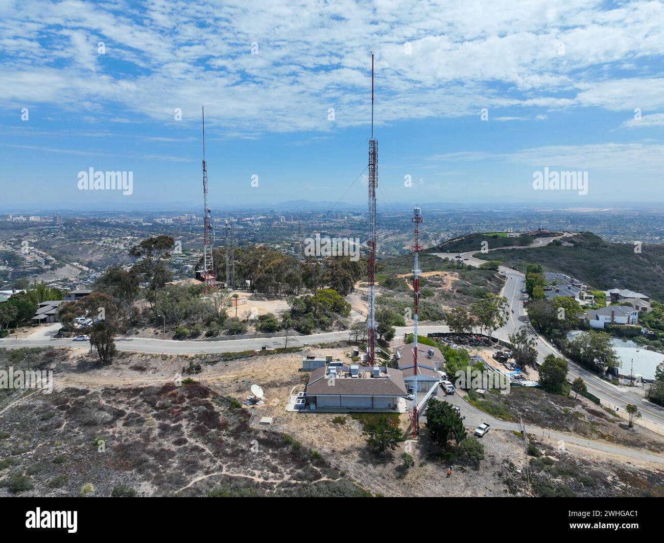 Luftaufnahme des Telekommunikationsturms mit 5G-Mobilfunkantenne auf der Spitze eines Tals in San Diego Stockfoto