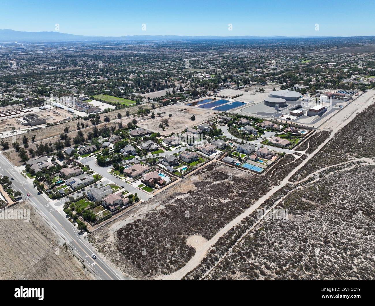 Blick aus der Vogelperspektive auf Rancho Cucamonga, südlich der Ausläufer der San Gabriel Mountains und des Angeles National Forest Stockfoto