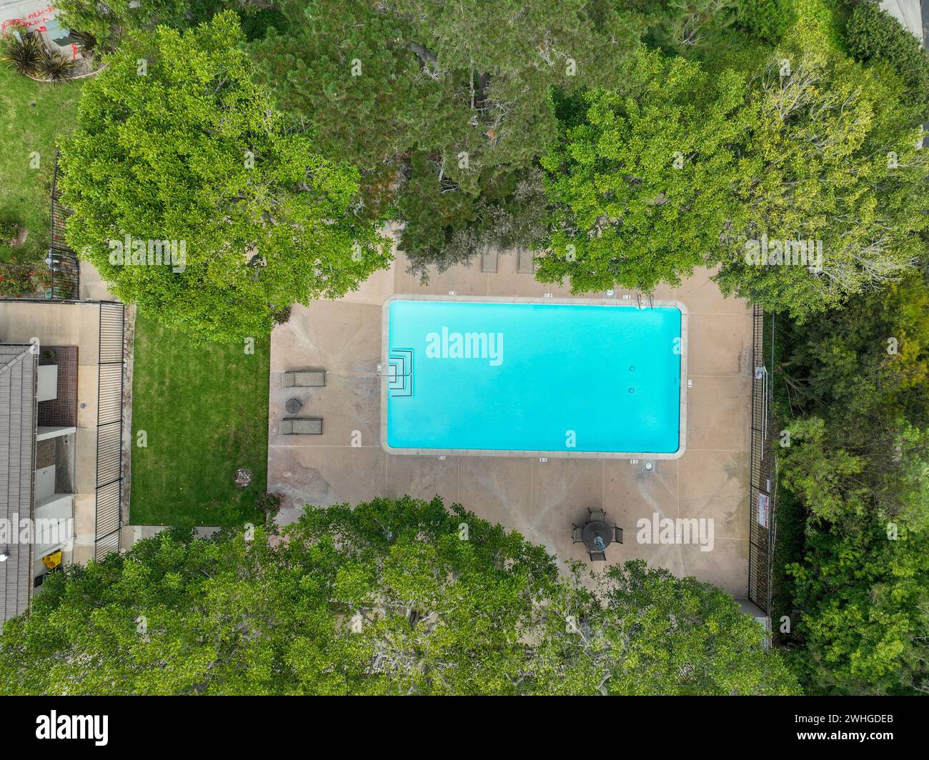 Luftaufnahme der Freizeiteinrichtungen mit Pool in einer privaten Wohnsiedlung in La Jolla Stockfoto