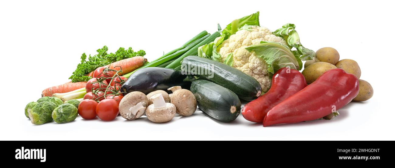 Gemüsehaufen isoliert auf weißem Hintergrund im Panoramaformat, gesundes Lebensmittelkonzept für ein vegetarisches oder veganes Schlankheitsgefühl d Stockfoto