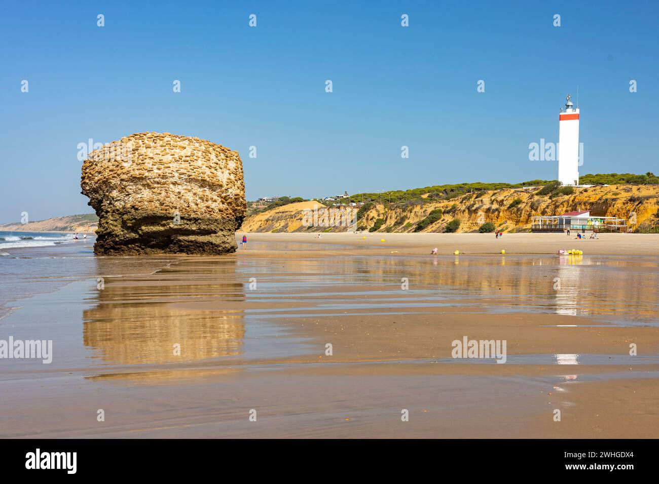 Leuchtturm und Turmruine am Strand in Matalascanas Stockfoto