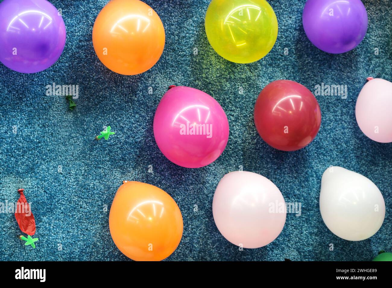 Ballonpfeil an einer Wand, zwei Ballons sind geplatzt, werfen Spiel auf der Karnevalsmesse, ausgewählter Fokus, Stockfoto