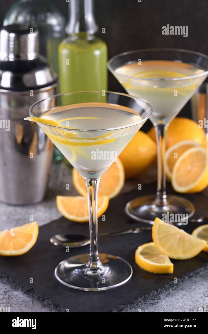 Zitronentropfen Martini mit Schale Stockfoto