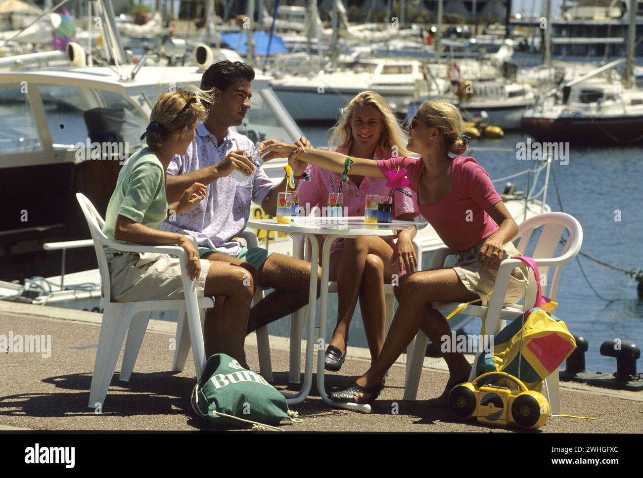 Pyrénees orientales Hafen Saint Cyprien junge Touristen sitzen auf der Terrasse Café Happy Time Urlaub Stockfoto