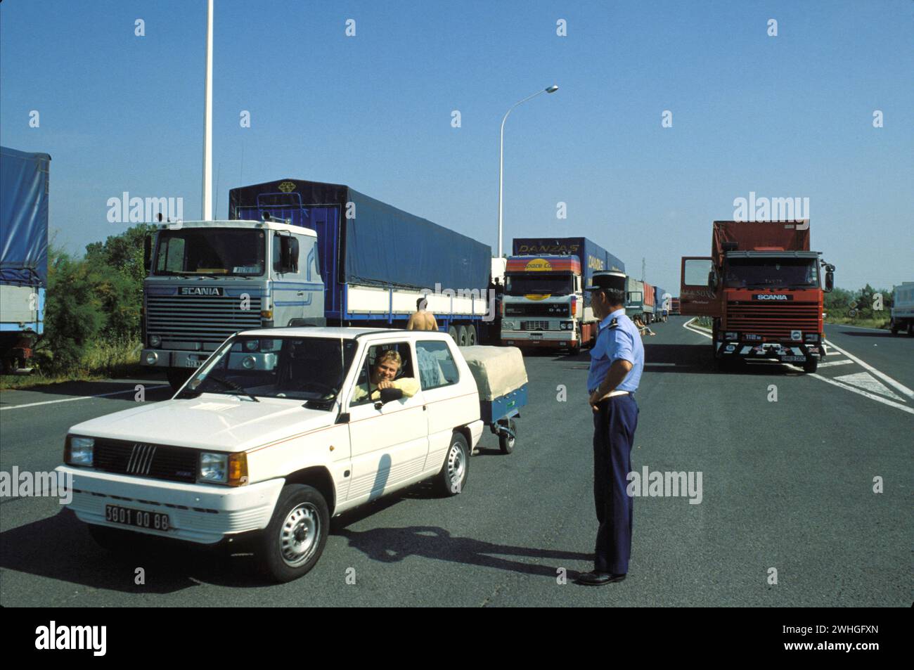 Poste frontière frankreich spanien Zollkontrollwagen auf der Autobahn Stockfoto