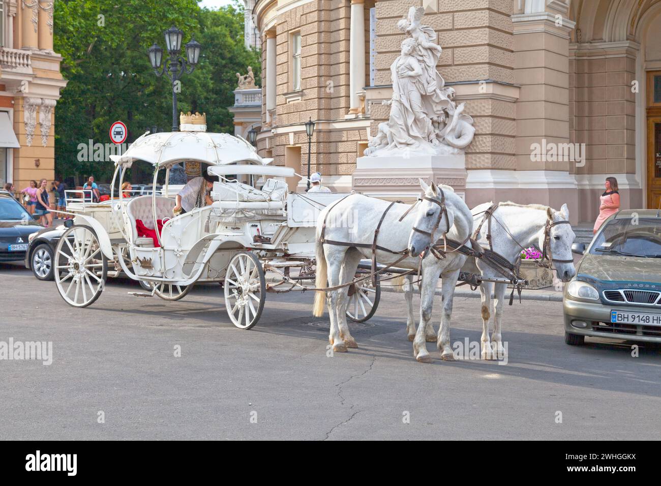 Odessa, Ukraine - 28. Juni 2018: Weiße Kutsche im Cendrillon-Stil, die von zwei weißen Pferden vor dem Odessa National Academic Theatre of Opera gezogen wird Stockfoto