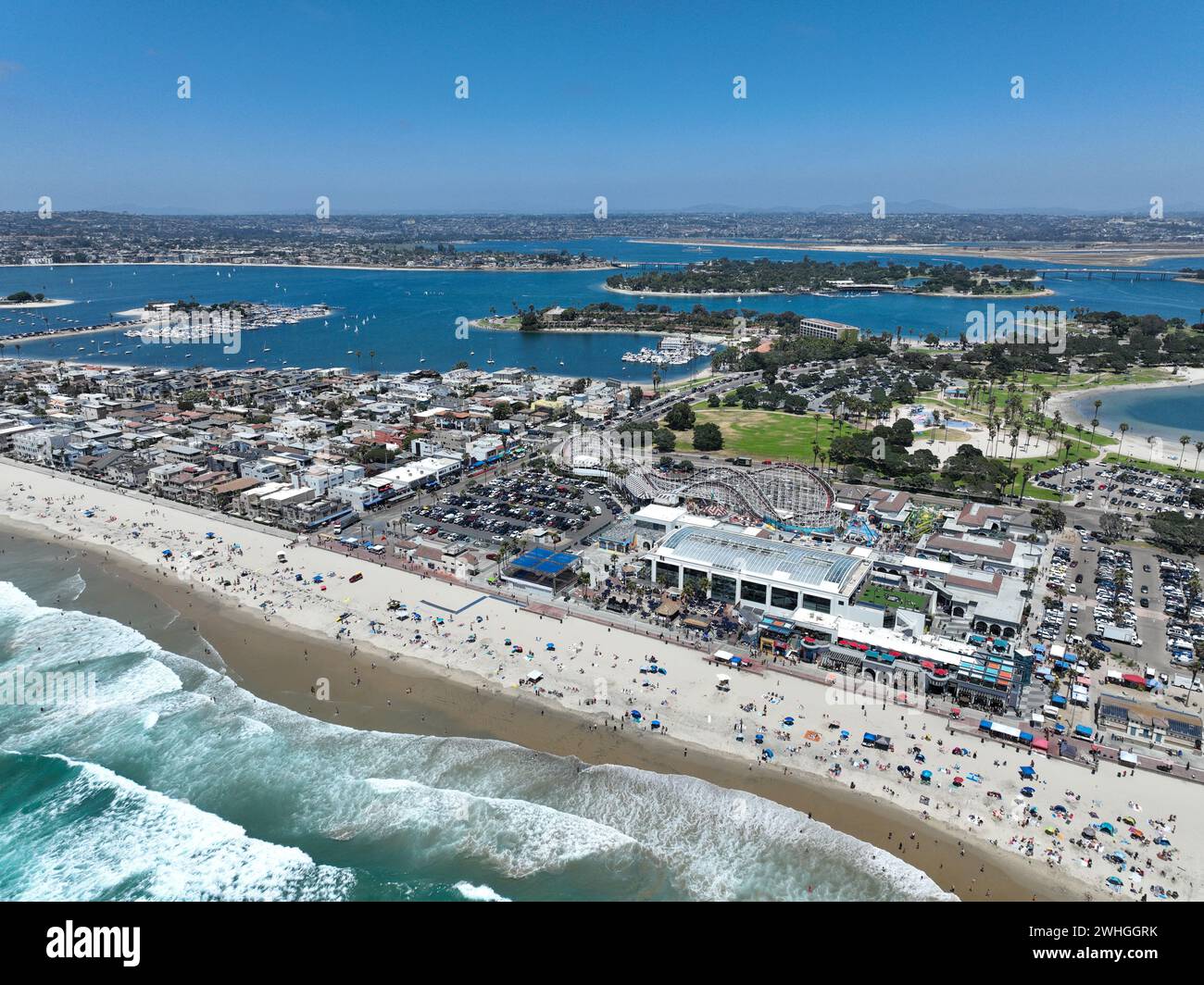 Blick aus der Vogelperspektive auf Mission Bay und den Strand in San Diego im Sommer, Kalifornien. USA. Stockfoto