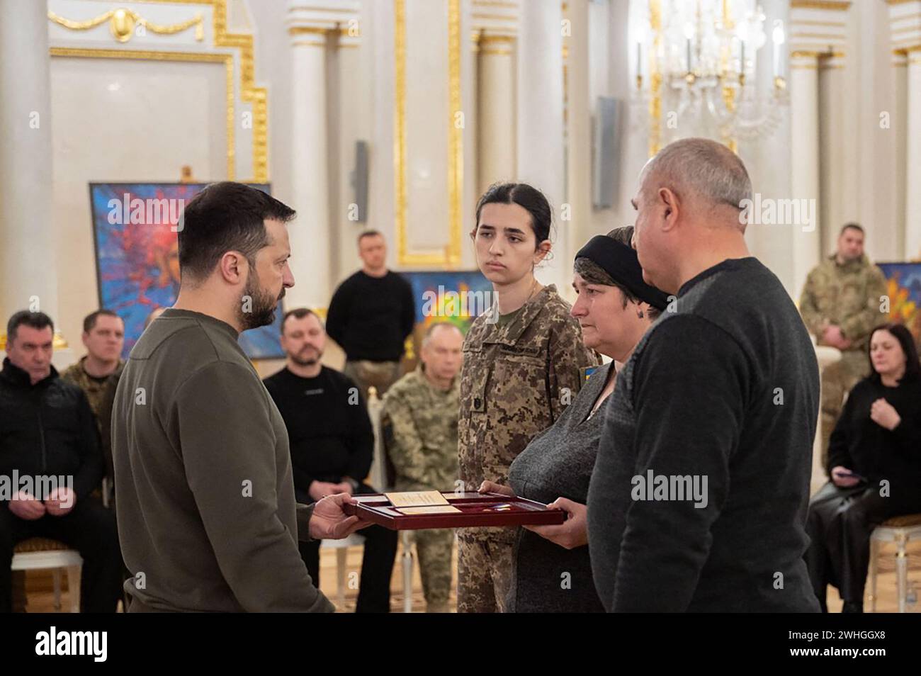 Kiew, Ukraine. Februar 2024. HANDOUT - der ukrainische Präsident Wolodymyr Zelenskyj, links, überreicht der Mutter eines gefallenen Soldaten posthum den höchsten Rang sowie das Verdienstkreuz im Kampf während einer Zeremonie im Weißen Halle der Helden des Mariinski-Palastes am 9. Februar 2024 in Kiew, Ukraine. Foto der ukrainischen Präsidentschaft via ABACAPRESS.COM Credit: Abaca Press/Alamy Live News Stockfoto