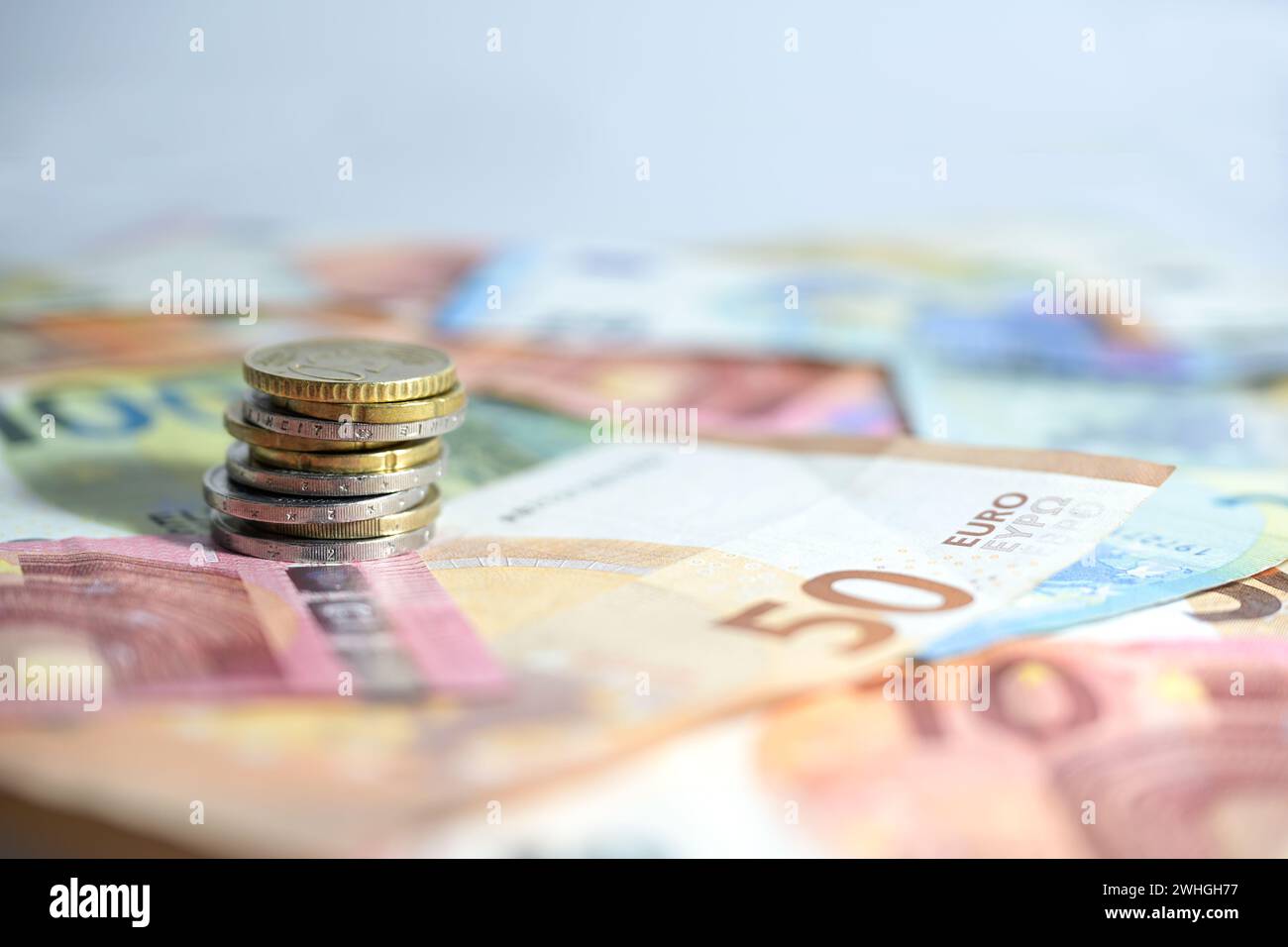 Münzstapel auf Banknoten in Euro-Währung, Konzept für Wirtschaft, Wirtschaft, Finanzen und Inflation, Kopierraum, ausgewählter Fokus Stockfoto