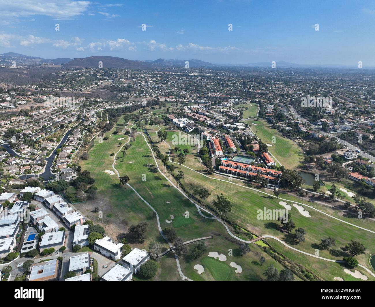 Luftaufnahme des Mittelklasse-Viertels in Carlsbad mit Golf, North County San Diego, Stockfoto