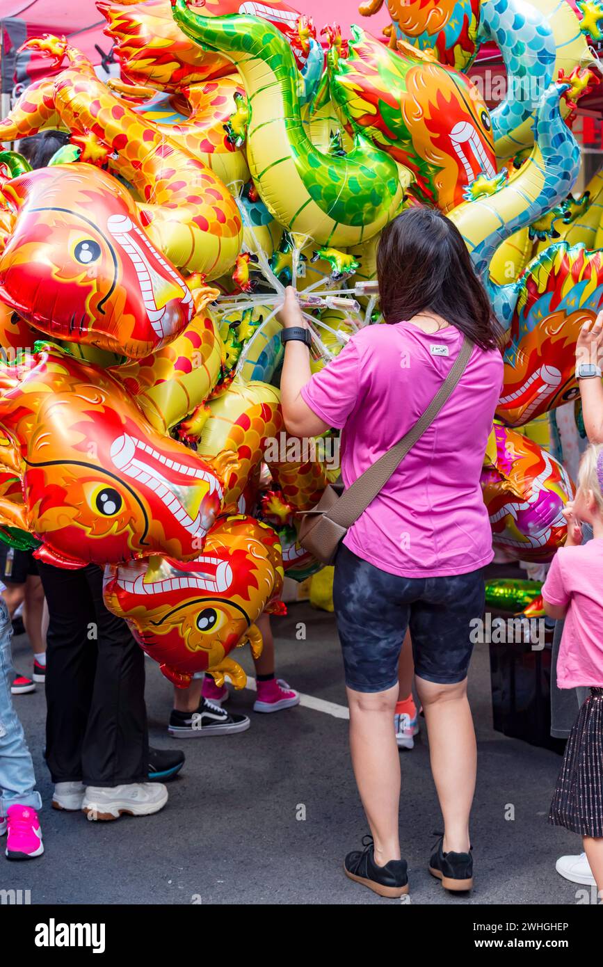 Sydney Australien 10. Februar 2024: Das Neujahrsfest begann heute mit einer großen Menschenmenge, die nach China Town in Sydney strömte, um zu essen und zu feiern. Aufgeblähte Spielzeugdrachen waren nicht überraschend sehr beliebt bei kleinen Kindern, da 2024 das Jahr des Drachen war. Essen aus vielen verschiedenen Nationen wurde in Restaurants verkauft und speziell eingerichtete Stände, um alle zu füttern und glücklich zu machen. Quelle: Stephen Dwyer / Alamy Live News Stockfoto