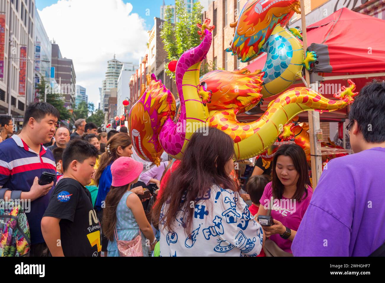 Sydney Australien 10. Februar 2024: Das Neujahrsfest begann heute mit einer großen Menschenmenge, die nach China Town in Sydney strömte, um zu essen und zu feiern. Aufgeblähte Spielzeugdrachen waren nicht überraschend sehr beliebt bei kleinen Kindern, da 2024 das Jahr des Drachen war. Essen aus vielen verschiedenen Nationen wurde in Restaurants verkauft und speziell eingerichtete Stände, um alle zu füttern und glücklich zu machen. Quelle: Stephen Dwyer / Alamy Live News Stockfoto