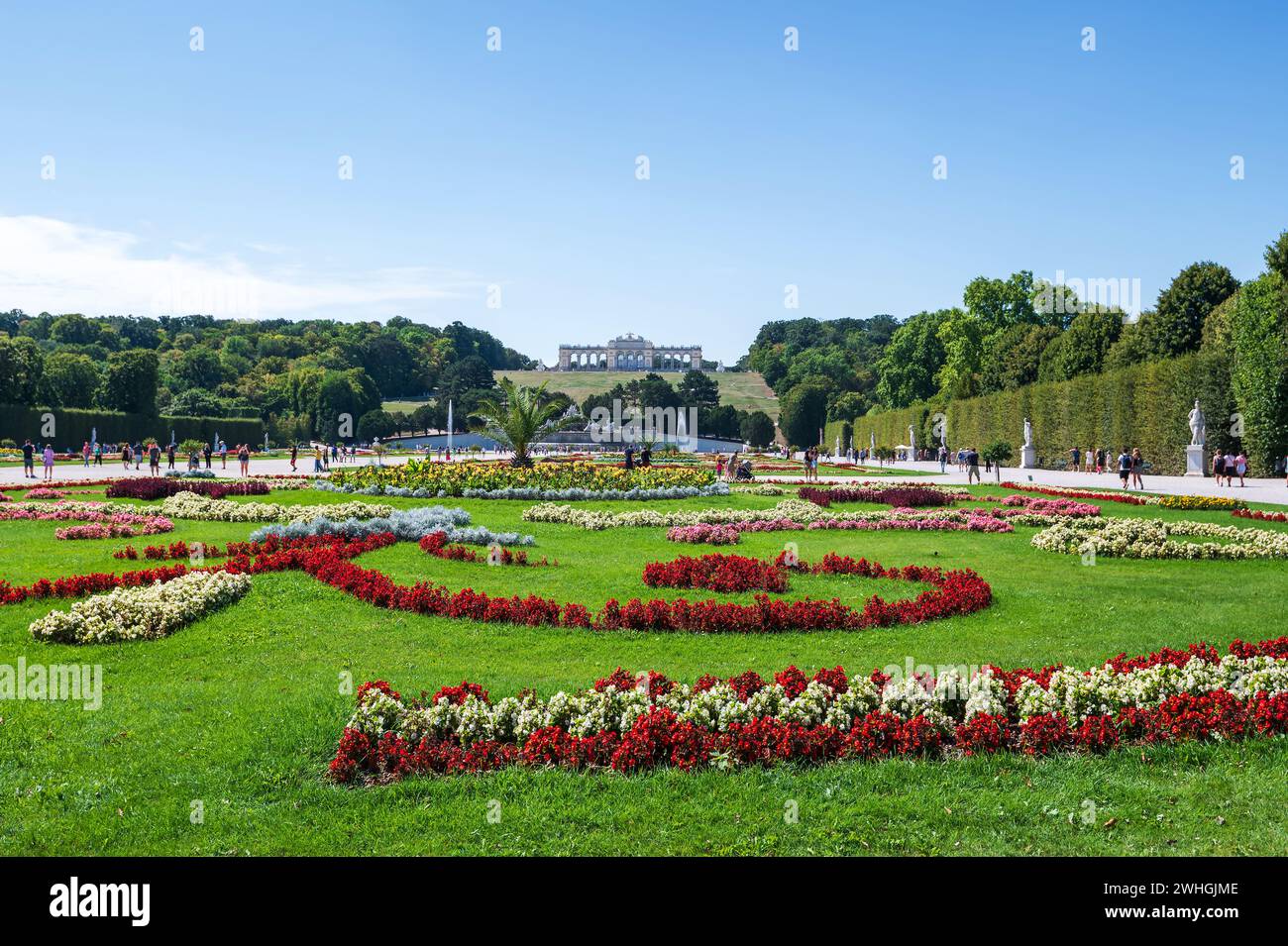 Wien, Österreich - 12. August 2022: Blühender Garten im Schloss Schönbrunn, der prächtigen Sommerresidenz der Habsburger Herrscher in Wien. Bewundern Sie es Stockfoto