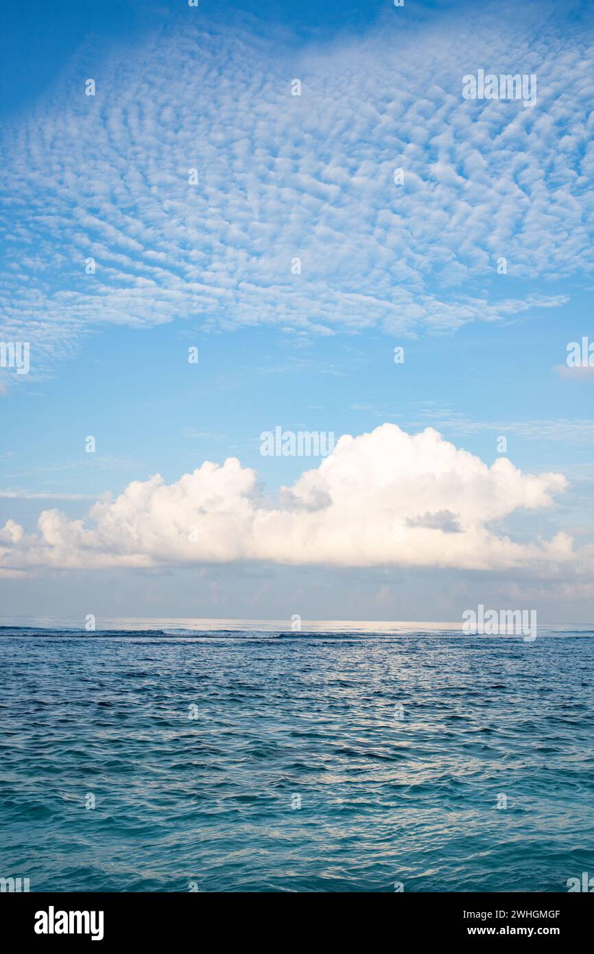 Hintergrund des türkisfarbenen Meeres und des blauen Himmels Stockfoto