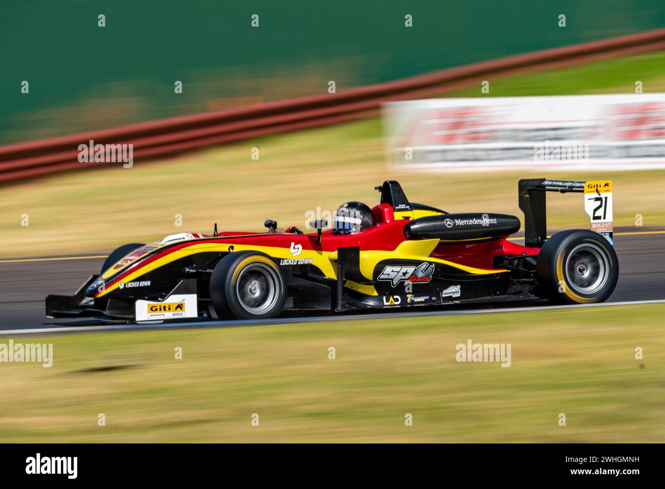 Sandown Park, Australien. Februar 2024. Ryan Macmillan (#21) navigiert während der Qualifikation für die Giti Australian Formula Open am Samstag beim Shannon’s Speed Series Race Sandown Credit: James Forrester/Alamy Live News in Runde 3 Stockfoto