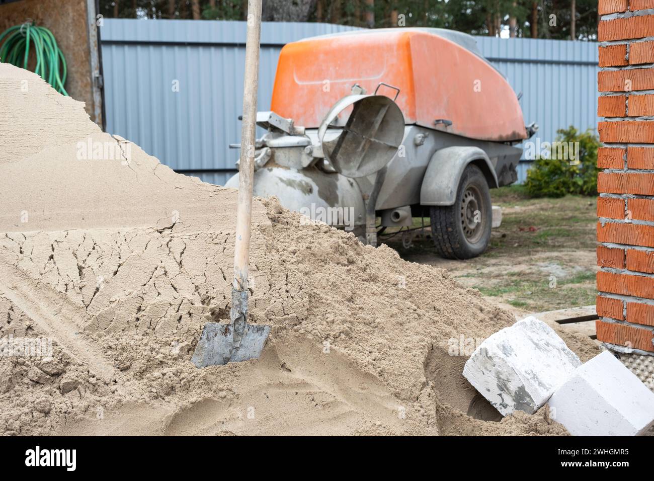 Eine Maschine mit einem Mischer ist eine Anlage zur Zuführung von Zementgemischen zum Gießen von halbtrockenem Bodenestrich im Haus. Aufbau Stockfoto