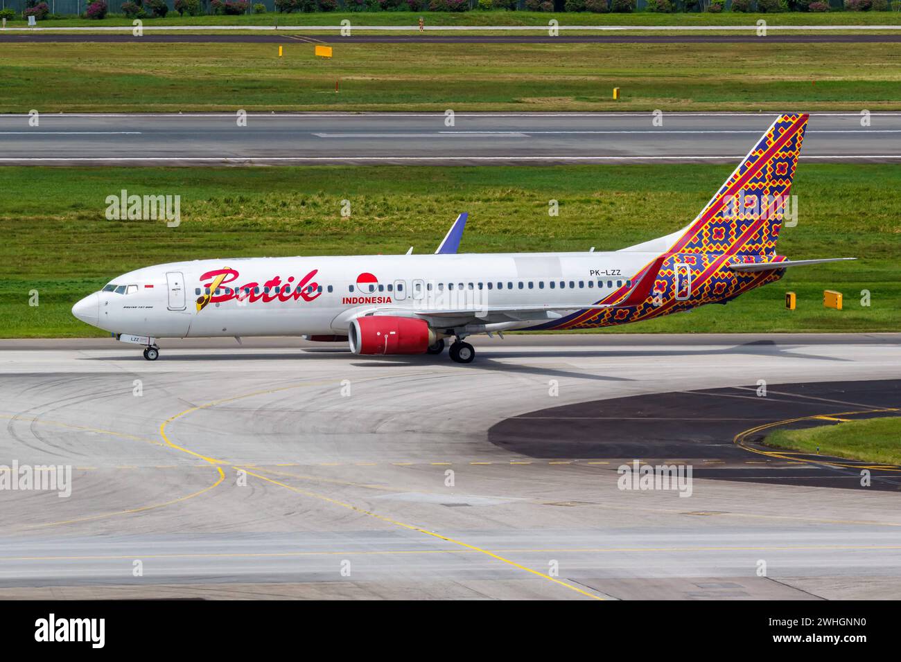 Batik Air Indonesia Boeing 737-800 Flugzeug Flughafen Changi in Singapur Changi, Singapur - 3. Februar 2023: Ein Boeing 737-800 Flugzeug der Batik Air Indonesia mit dem Kennzeichen PK-LZZ auf dem Flughafen Changi SIN in Singapur. *** Batik Air Indonesia Boeing 737 800 Flugzeuge Changi Airport in Singapur Changi, Singapur 3. Februar 2023 Ein Boeing 737 800 Flugzeug der Batik Air Indonesia mit der Registrierung PK LZZ am Flughafen Changi SIN in Singapur Stockfoto