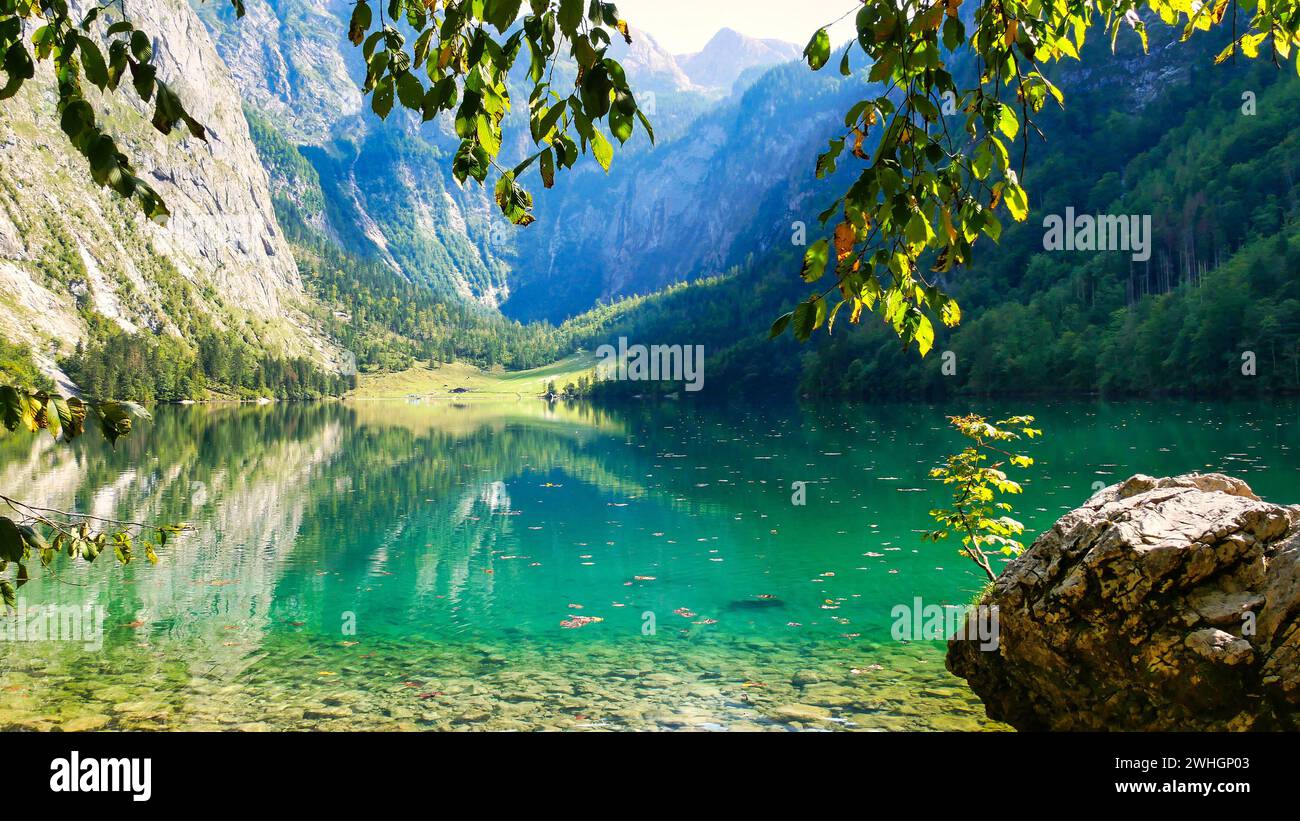 Türkisblauer Obersee mit Reflexion der Felswände und der Fischunkelalm im Hintergrund Stockfoto