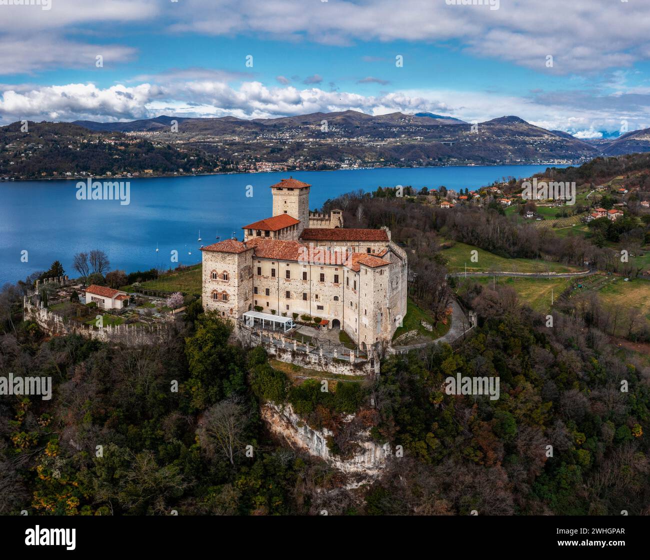 Blick auf das Schloss Borromeo in Angera und den Lago Maggiore Stockfoto