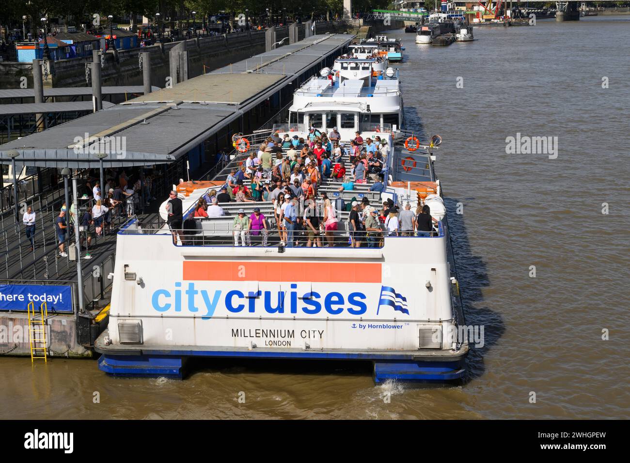 Ein City Cruises Sightseeing Boot namens Millennium City Docking am Westminster Pier, London, Großbritannien. September 2023 Stockfoto