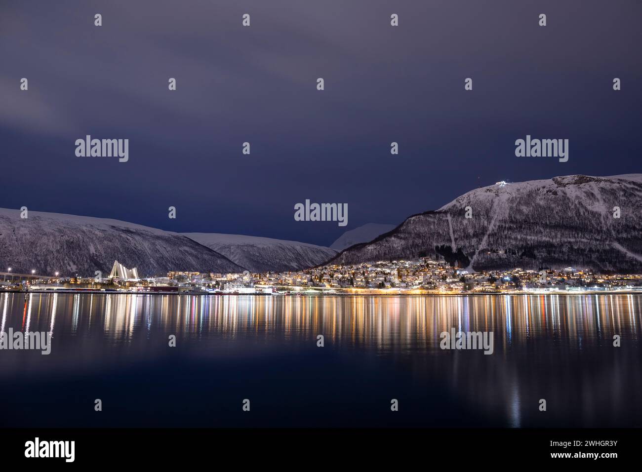 Europa, Norwegen, Tromso, Blick über den Sound nach Hungeren und Hjorten im Winter Stockfoto