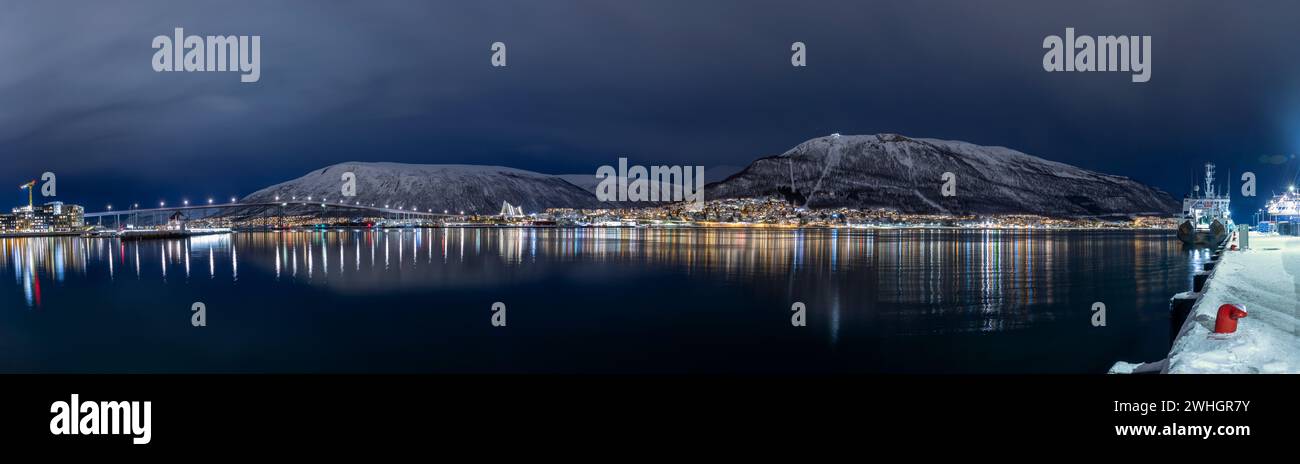 Europa, Norwegen, Tromso, Blick über den Sound mit der Tromso-Brücke (Tromsøbrua) und der Arktischen Kathedrale (Ishavskatedralen) Stockfoto