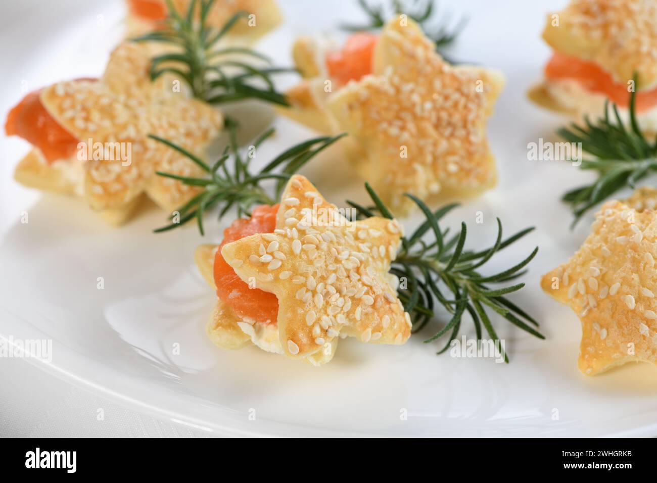 Blätterteigsterne mit Lachs und Käse Stockfoto