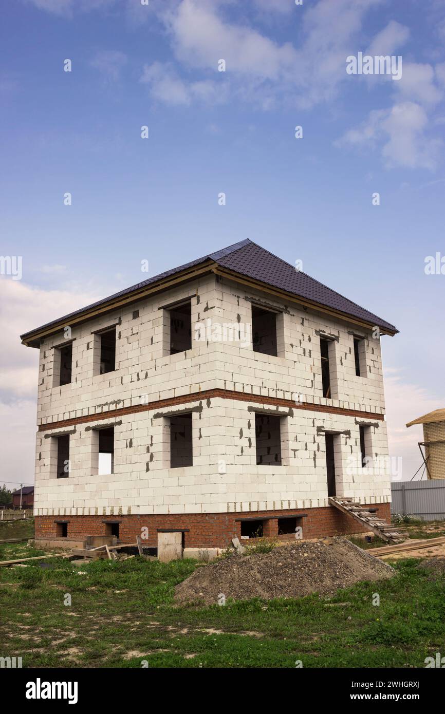 Neues Haus aus Porenbetonblöcken, Dach bereits gebaut Stockfoto