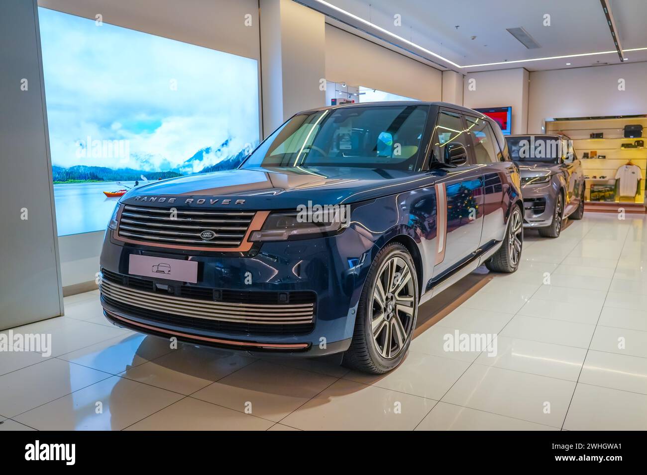 Land Range Rover blau im Showroom auf der Schaufensterausstellung eines offiziellen Händlers. Thailand, Bangkok 21. dezember 2023. Stockfoto