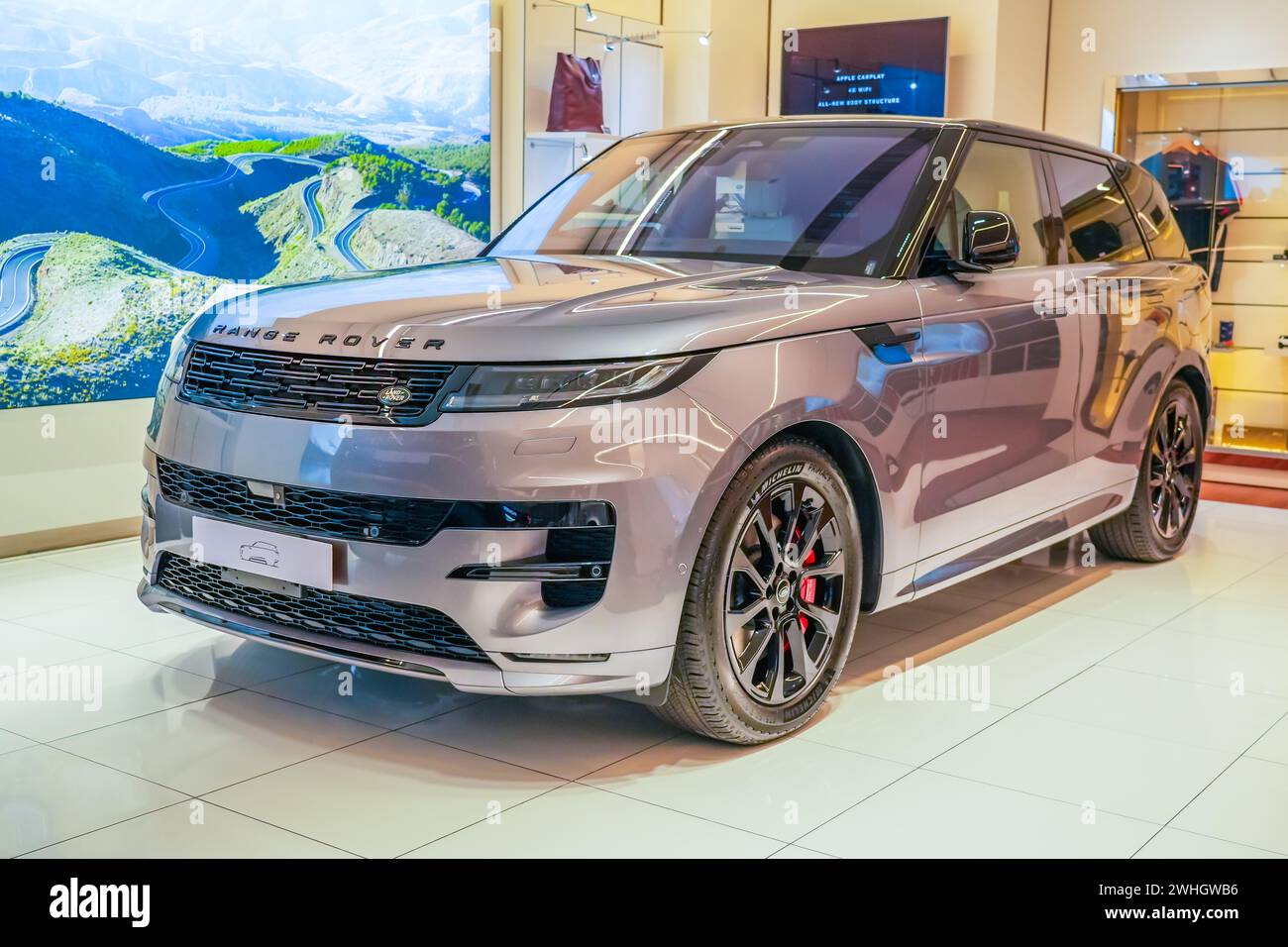 Land Range Rover silbergrau im Ausstellungsraum auf der Schaufensterausstellung eines offiziellen Händlers. Thailand, Bangkok 21. dezember 2023. Stockfoto