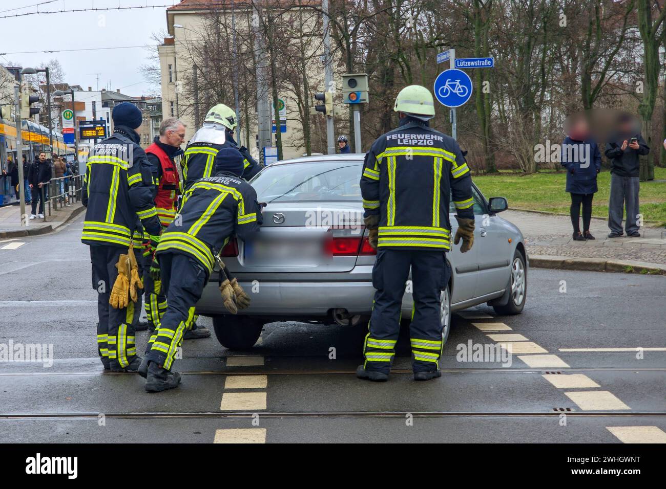 REKORDDATUM NICHT ANGEGEBEN Leipzig - Kreuzungscrash im Leipziger Norden - ein Verletzter 04.02.2024 gegen 14,30 Uhr Leipzig, Georg-Schumann-Straße/Lützowstraße zu einem Unfall zwischen zwei Auto kam es am Sonntagnachmittag im Leipziger Norden. Nach ersten Erkenntnissen der Polizei war der Fahrer eines silbernen Skoda Fabia auf der Schumann-Straße stadtauswärts unterwegs und wollte an der Kreuzung bei grüner Ampel nach links in die Lützowstraße abbiegen. Dabei übersah er augenscheinlich den entgegenkommenden Mazda, der stadteinwärts unterwegs war. Es kam zum Zusammenstoß. Erste Angaben zufolge wur Stockfoto