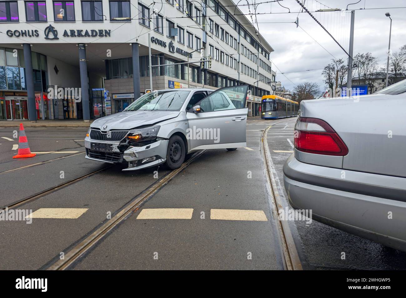 REKORDDATUM NICHT ANGEGEBEN Leipzig - Kreuzungscrash im Leipziger Norden - ein Verletzter 04.02.2024 gegen 14,30 Uhr Leipzig, Georg-Schumann-Straße/Lützowstraße zu einem Unfall zwischen zwei Auto kam es am Sonntagnachmittag im Leipziger Norden. Nach ersten Erkenntnissen der Polizei war der Fahrer eines silbernen Skoda Fabia auf der Schumann-Straße stadtauswärts unterwegs und wollte an der Kreuzung bei grüner Ampel nach links in die Lützowstraße abbiegen. Dabei übersah er augenscheinlich den entgegenkommenden Mazda, der stadteinwärts unterwegs war. Es kam zum Zusammenstoß. Erste Angaben zufolge wur Stockfoto