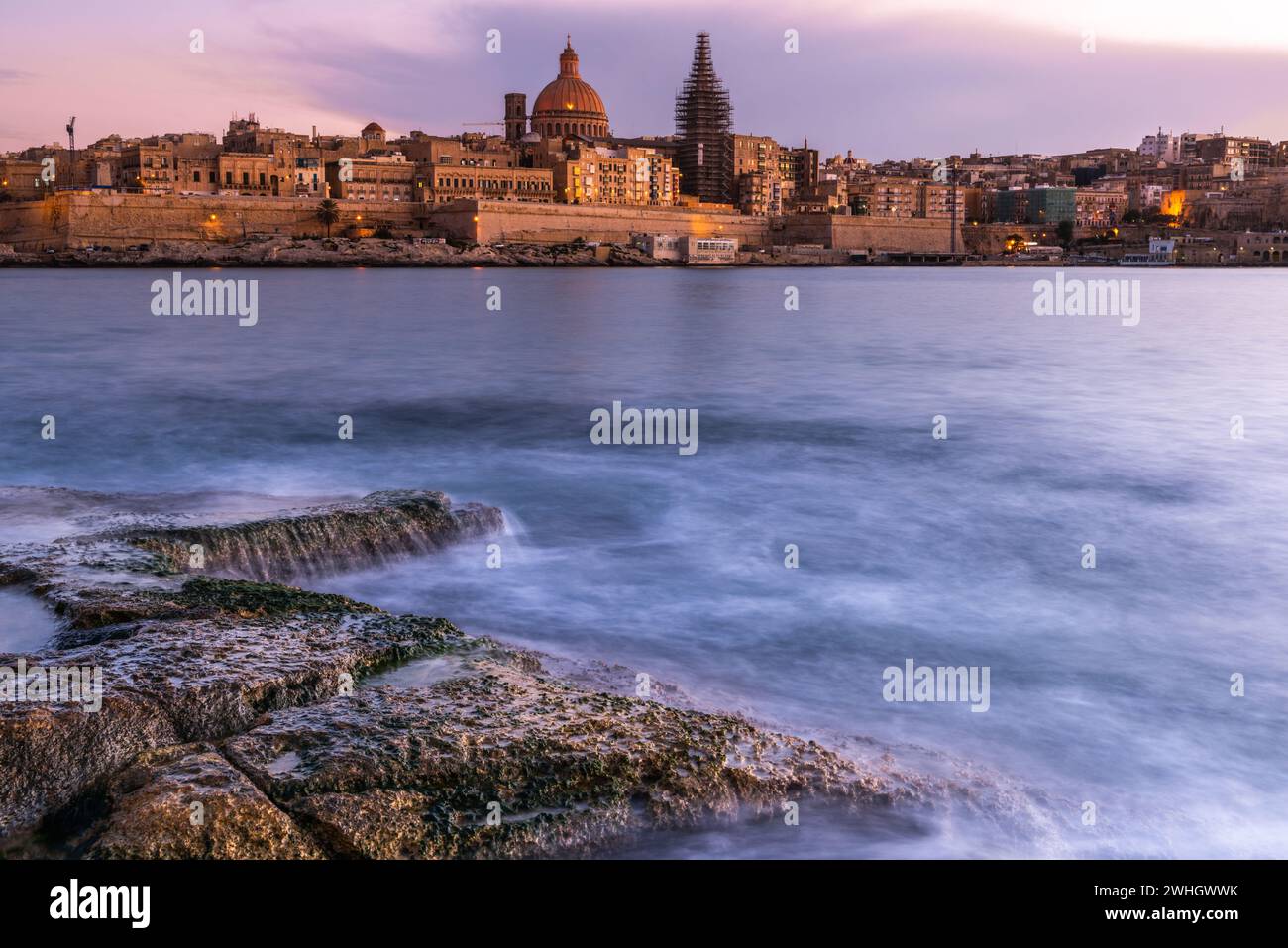 Skyline von Valletta, Malta bei rosa warmen Sonnenuntergang Stockfoto