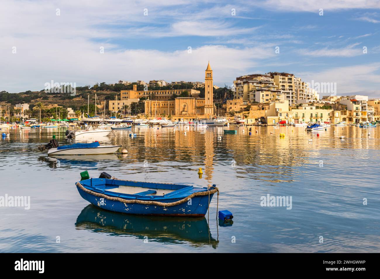 Marsaskala Fischerdorf auf Malta. Ufer mit farbenfrohen Booten Stockfoto
