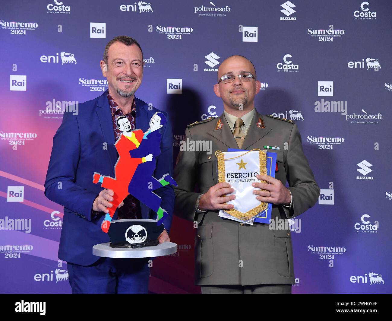 Sanremo, . Februar 2024. Sanremo, 74. Italienisches Songfestival - Photocall. In Maggiore Filippo Cangiamila, Master Director der italienischen Armee Band mit Amadeus Credit: Independent Photo Agency/Alamy Live News Stockfoto