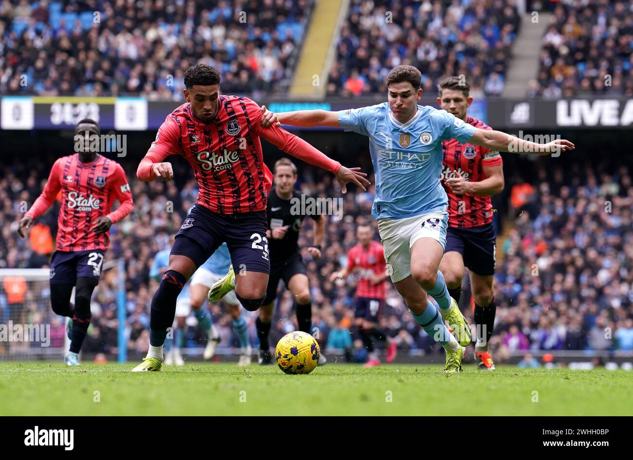 Evertons Ben Godfrey (links) und Manchester Citys Julian Alvarez (rechts) kämpfen um den Ball während des Premier League-Spiels im Etihad Stadium, Manchester. Bilddatum: Samstag, 10. Februar 2024. Stockfoto